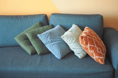 Modern oturma grubu oturma odası evde yastıklar.