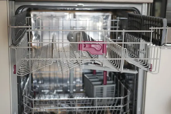 Boş bulaşık makinesinin içinde.