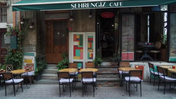 ターキーイスタンブール 2023 古い都市バラトのカフェ店前 バラットはイスタンブールで人気の観光地です — ストック動画