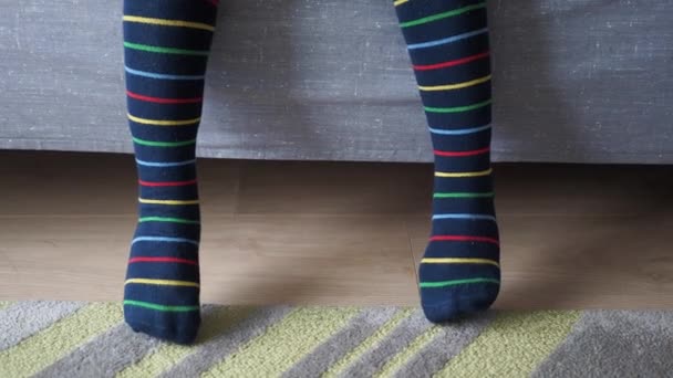 Kind Met Kleurrijke Lange Gestreepte Sokken — Stockvideo