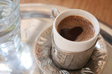 Türk kahve masada .