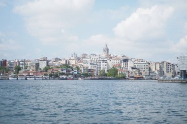 Hindi İstanbul 23 Haziran 2023. Galata Kulesi önündeki İstanbul Limanı 
