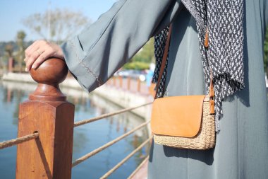  şık bir çantası olan kadınlar. .