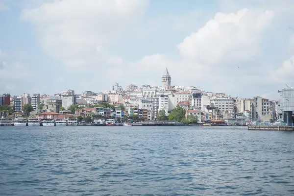 Hindi İstanbul 23 Haziran 2023. Galata Kulesi önündeki İstanbul Limanı 