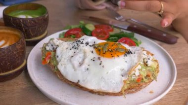 Avokado ve yumurtalı taze tost..