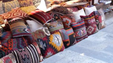Geleneksel bir Türk Çarşısında renkli yastıklar satışa sunuldu