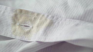  Beyaz bir gömleğe kahve döküldü..