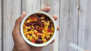 Tatlı mısır ve fasulyeli konserve ton balığı. .