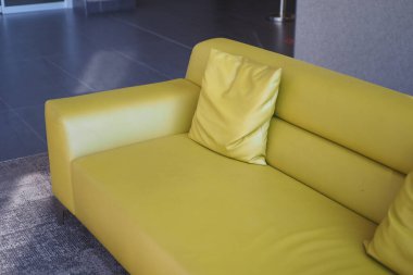 Modern oturma grubu oturma odası evde yastıklar.