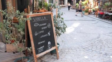 Hindi İstanbul 12 Haziran 2023 Eski Balat 'taki kafe önünde. Balat, İstanbul 'da popüler bir turizm beldesi