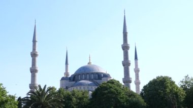 İstanbul 'da mavi gökyüzüne karşı mavi cami 