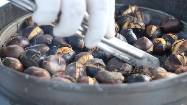 Παραδοσιακό Φαγητό Του Δρόμου Κωνσταντινούπολη Ψητά Κάστανα Μια Σειρά — Αρχείο Βίντεο