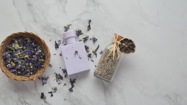 Een Studio Foto Van Lavendel Bloem Parfum Tafel — Stockvideo