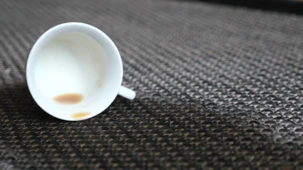 一杯のコーヒーをこぼしたカーペット — ストック動画