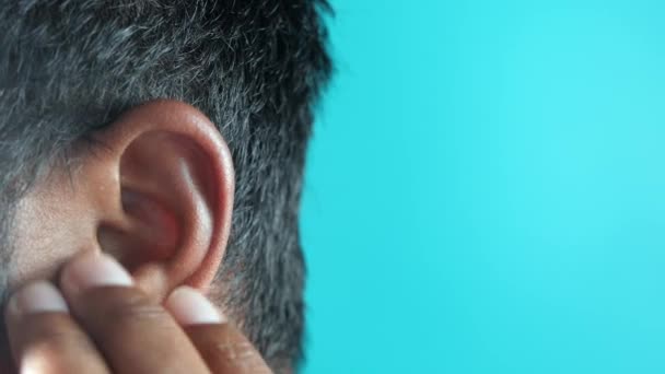 Joven Con Dolor Oído Tocando Doloroso Oído — Vídeo de stock