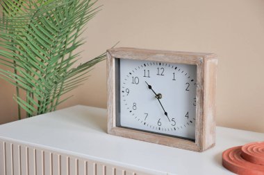 Masadaki basit modern saat .