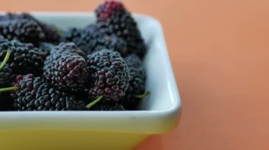 Masadaki beyaz kasede taze Blackberry. .