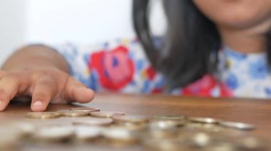 Masada bozuk para sayan kız çocuğu. .