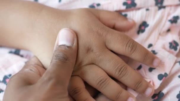 Far Håller Hand Bebis Barn Närbild — Stockvideo