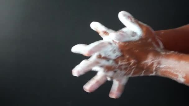 Jongeman Wassen Handen Met Zeep Warm Water — Stockvideo
