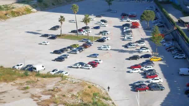 Parking Voitures Dans Aire Stationnement Extérieure Dans Une Journée Ensoleillée — Video
