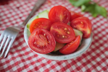 Masada domates dilimleri var. .