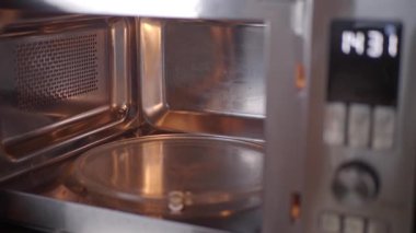 Evde mikrodalgayı aç ve kapat,