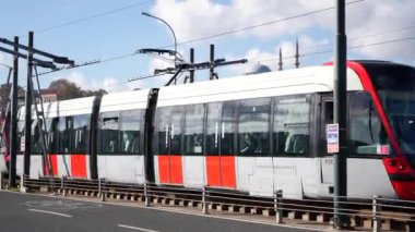 Hindi İstanbul 1 Haziran 2023. Eminonu 'daki bir bölge istasyonunda İstanbul hafif tren metrosu.