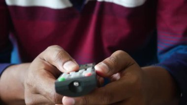 Uzaktan kumandayı tutan adama yaklaş