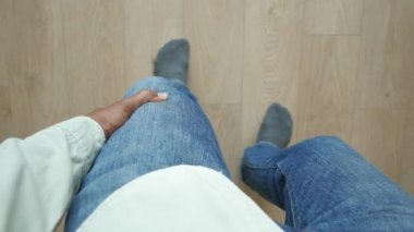 Diz eklem ağrısı çeken adama yaklaş..