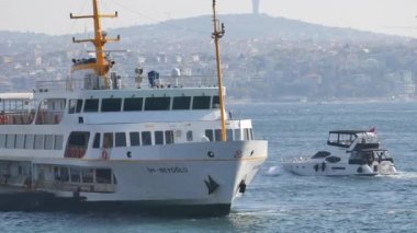 Türkiye İstanbul 18 Temmuz 2023. Boğaz 'da nakliye feribotu. Feribot yolcu taşır..