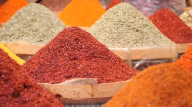 Geleneksel baharatlar ve kuru meyveler yerel pazarda hindide 