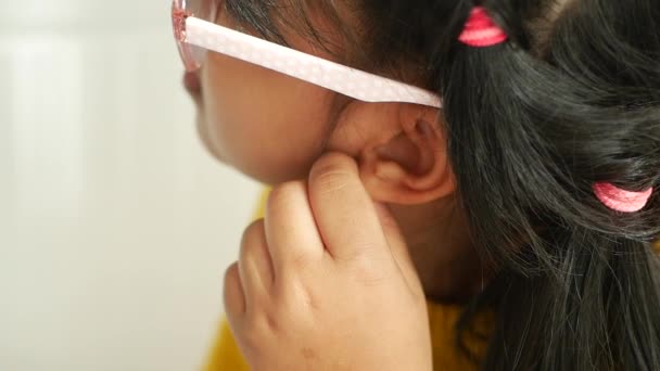 有耳痛的小女孩摸着他那疼痛的耳朵 — 图库视频影像