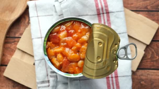 缶詰のトマト豆を錫の容器に保存し — ストック動画