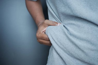 Erkeklerin el ele tutuşması aşırı göbek yağları, aşırı kilolu kavramlar.