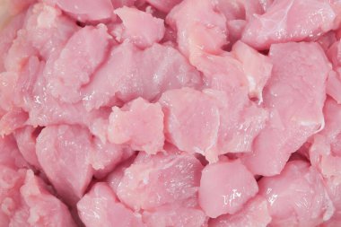  Beyaz arkaplanda çiğ göğüs tavuk eti..