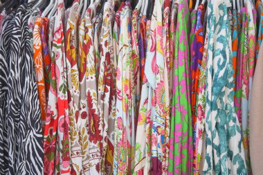 Satılık pek çok kadın giysisini kapatın. .