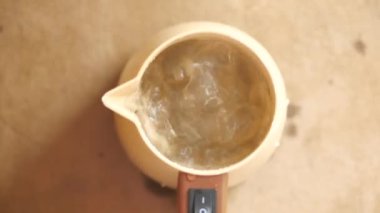  Tencerede kaynar su .