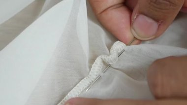 insanlar bir bez dikiş eller.