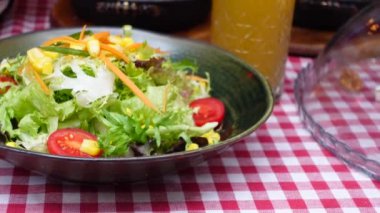 Taze sebze kasesi masada.