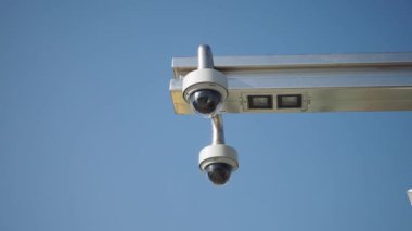 CCTV güvenlik kamerası açık havada çalışıyor. ,