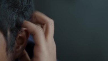 Kafasını siyaha sürten adamlar ..