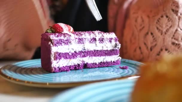 Резка Кусок Фиолетового Бархатного Торта Сливками — стоковое видео