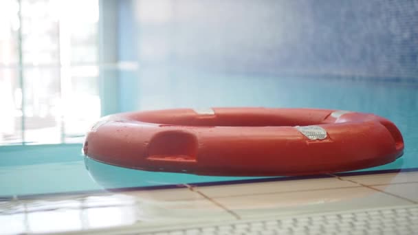 Rote Rettungsboje Schwimmbad Hilfe Und Unterstützungskonzept — Stockvideo