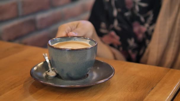 Vrouwen Met Een Koffiebeker — Stockvideo