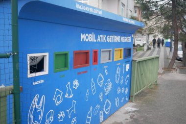 Hindi İstanbul 22 Haziran 2023 Eski çöp bidonlarının yanında geri dönüşüm konteynırı,