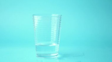 saydam bir cam içine su döktü .