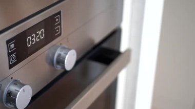 Evde elektrikli fırının detaylı çekimi.