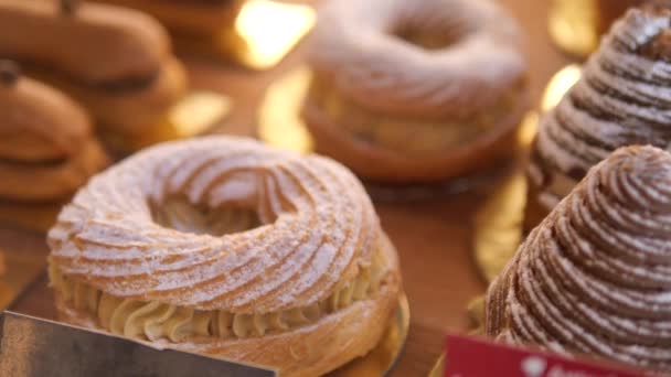 巧克力甜甜圈在本地商店发售 — 图库视频影像
