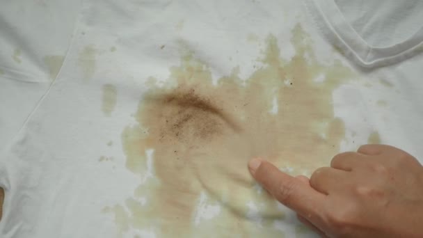 汚れを作ることを示す白い色の汚れたシャツを握っている女性 — ストック動画